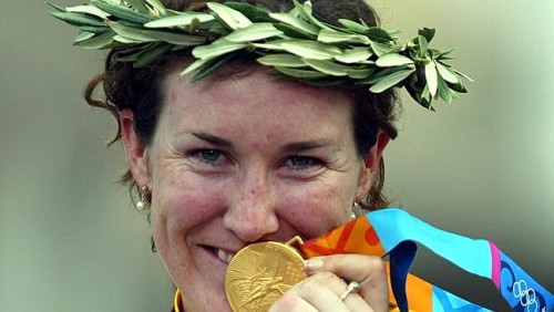 Sara with her gold medal after winning the women’s road race at Athens Olympic Games in 2004.